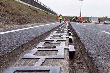 英コベントリー大が無線給電の実証開始　車を走らせながら充電を可能に　交通分野の二酸化炭素排出ゼロへ